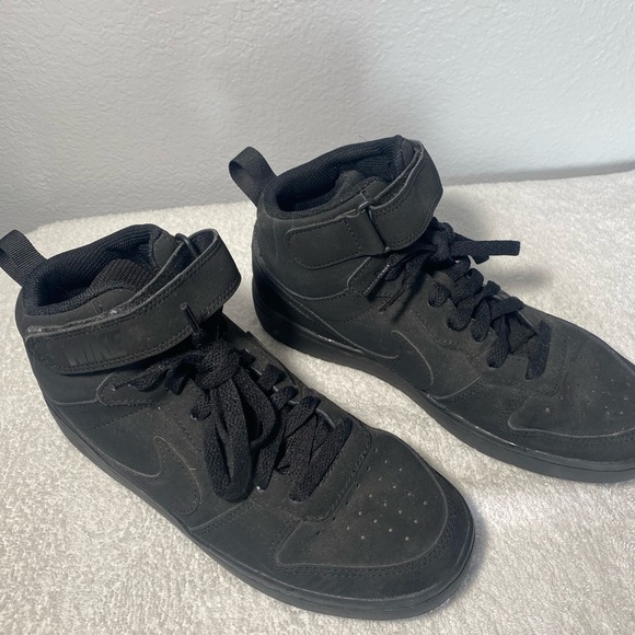 Nike All-Black High-Top Sneakers size 5.5Y - Picture 2 of 7